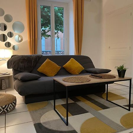 T2 Plein Centre Au 1Er Etage Avec Parking Prive Apartment Millau Bagian luar foto