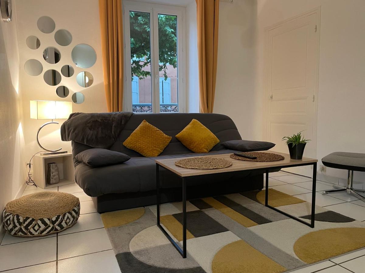 T2 Plein Centre Au 1Er Etage Avec Parking Prive Apartment Millau Bagian luar foto