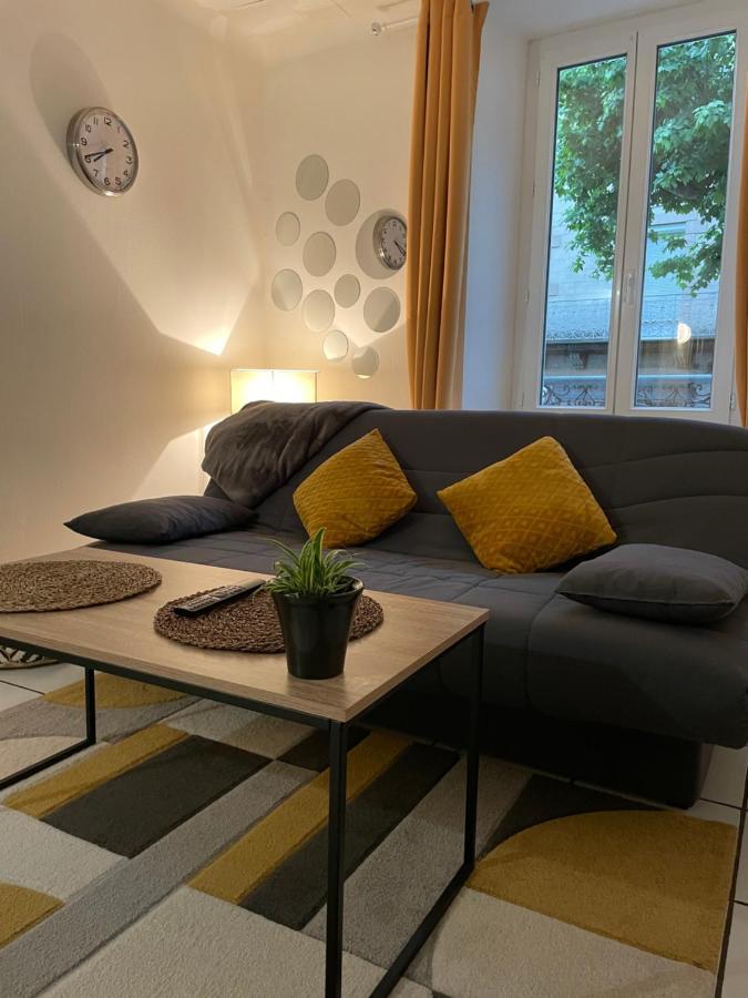 T2 Plein Centre Au 1Er Etage Avec Parking Prive Apartment Millau Bagian luar foto
