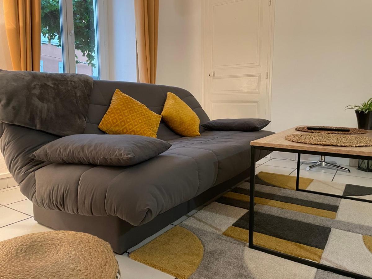 T2 Plein Centre Au 1Er Etage Avec Parking Prive Apartment Millau Bagian luar foto