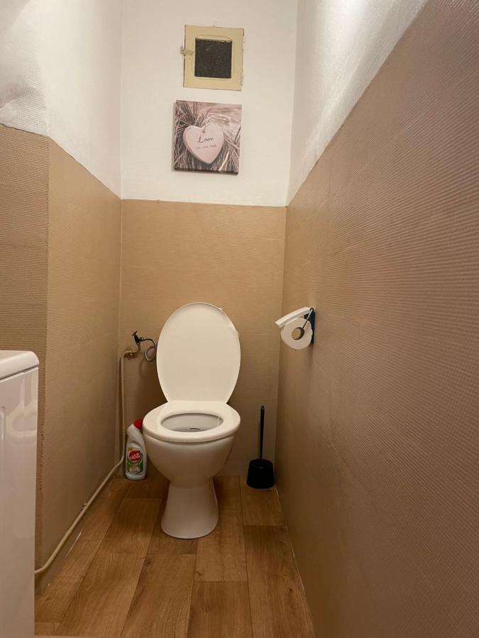 T2 Plein Centre Au 1Er Etage Avec Parking Prive Apartment Millau Bagian luar foto